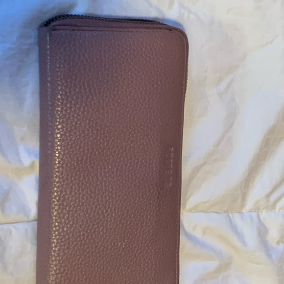 Roots 73 wallet. 12 card slots. Mauve - Picture 5 of 5